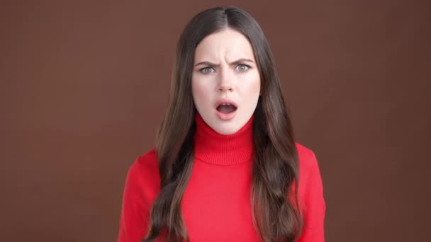 Lady chockad fruktansvärt meddelande isolerad brun färg bakgrund — Stockvideo