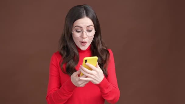 Lady hebben stream conferentie apparaat geïsoleerde bruine kleur achtergrond — Stockvideo