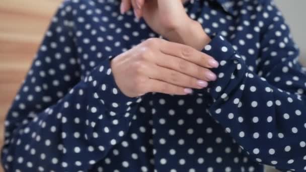 Положительная женщина исправить кнопку блузка начать день работы в квартире квартиру — стоковое видео
