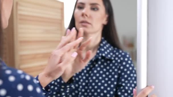Нервова леді пізно панічний одяг в квартирі — стокове відео