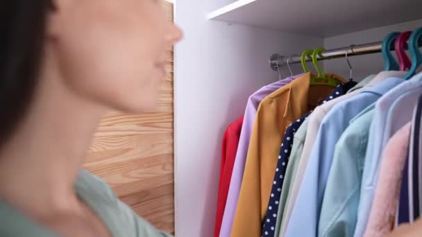 Pozitív hölgy munkanap választani blúz a hálószobában apartman — Stock videók