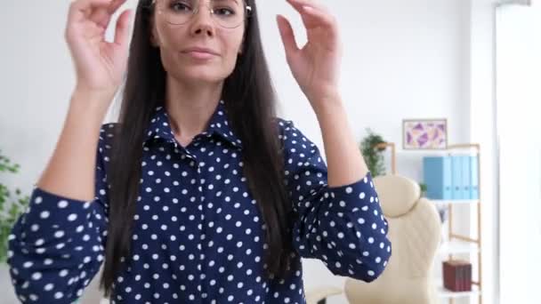 Business people lady cross arms ready new challenge in modern workspace — Vídeo de Stock