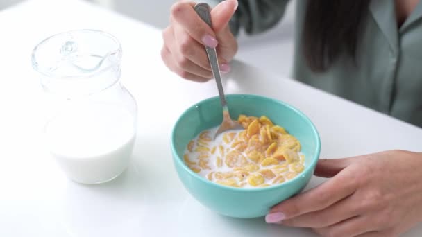 Varje dag sjukvård vete spannmål kvinna äter frukost kök med sked — Stockvideo