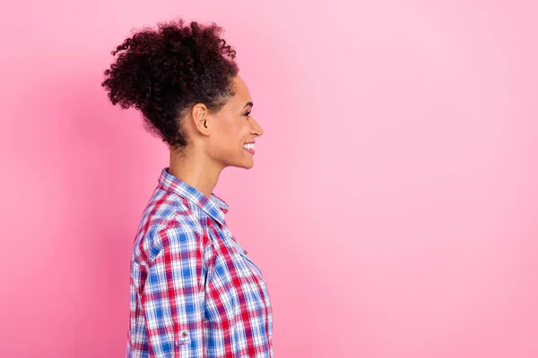 Profiili kuva funky aaltoileva kampaus nainen katso mainos kulumista ruudullinen paita eristetty vaaleanpunainen väri tausta — kuvapankkivalokuva