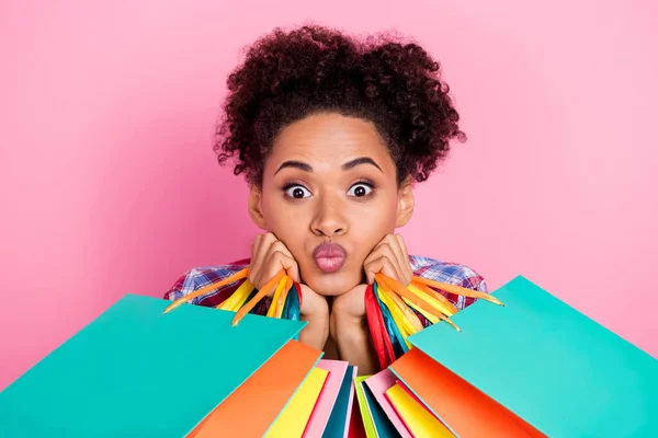 Photo of coquette curly hairdo lady hold bags blow kiss isolated on pink color background — Stok fotoğraf