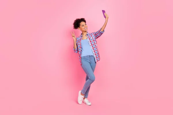 Full length body size view of beautiful trendy cheery girl taking selfie showing v-sign isolated over pink pastel color background — Stock Photo, Image