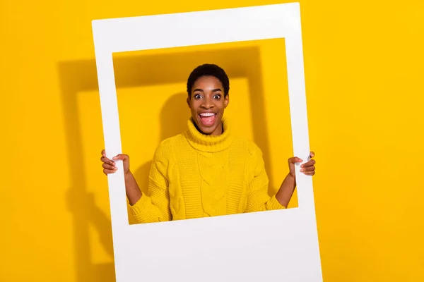 Şaşırmış çılgın neşeli kadının portresi beyaz çerçeveli fotoğraf, sarı arka planda izole edilmiş. — Stok fotoğraf