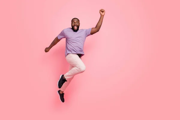 Full längd kroppsstorlek bild av attraktiv glad lycklig kille hoppa glädje isolerad över rosa pastell färg bakgrund — Stockfoto