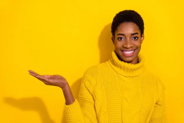 Photo of young guy girl present promotion sale recommend suggest isolated over yellow color background — Zdjęcie stockowe