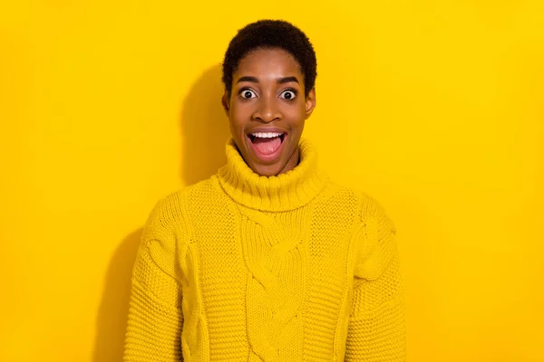 Photo of young excited lady man unexpected reaction news discount yell isolated over yellow color background — Stockfoto