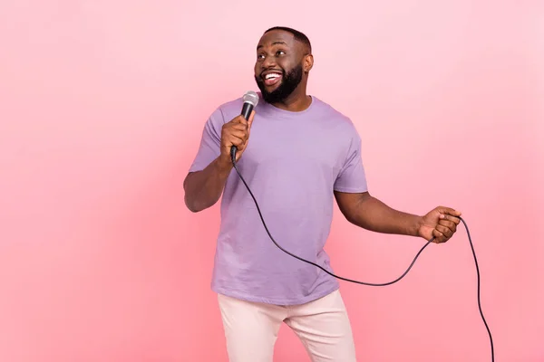 Portrait of attractive cheerful guy singing hit pop single free time isolated over pink pastel color background — Fotografia de Stock