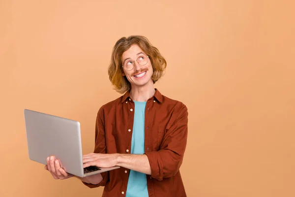 Портрет красивого веселого модного рудого хлопця з використанням копіювання простору для мислення ноутбуків ізольованого на бежевому пастельному кольоровому фоні — стокове фото