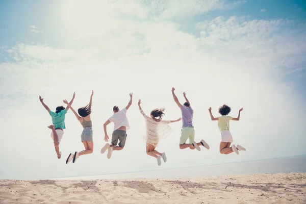 Foto de engraçado encantador seis jovens amigos vestidos roupas casuais levantando braços saltando alto ao ar livre campo — Fotografia de Stock