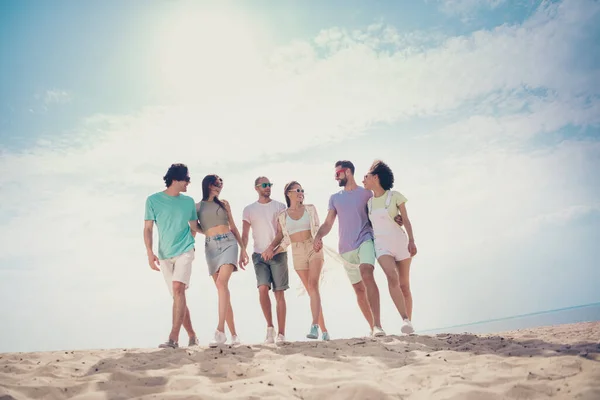 Foto de encantador bonito seis jovens amigos vestidos roupas casuais sorrindo andando abraçando ao ar livre campo — Fotografia de Stock