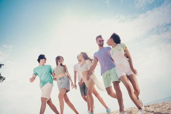 Фото радий приємних безтурботних друзів група йде сонячна погода носити повсякденне вбрання природа літній приморський пляж — стокове фото