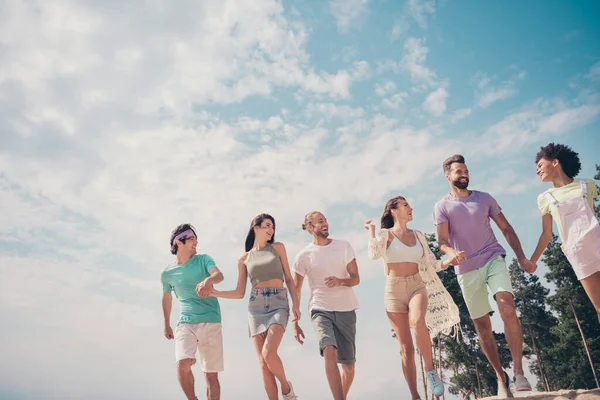 Foto de alegre inspirado positivo feliz amigos pessoas andam falar vestir roupa casual natureza verão praia à beira-mar — Fotografia de Stock