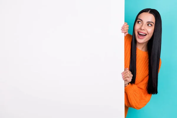 Fotografie ohromen legrační dáma oblečený pletený svetr hledá bílý plakát prázdný prostor izolované teal barva pozadí — Stock fotografie