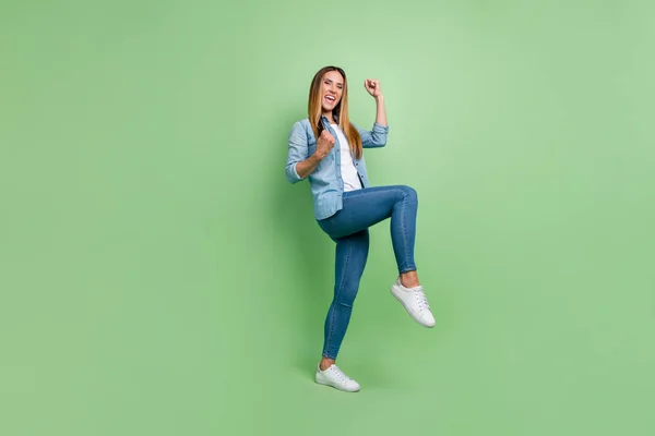 Full size photo of mature lady yell wear shirt jeans shoes isolated on green background — Fotografia de Stock