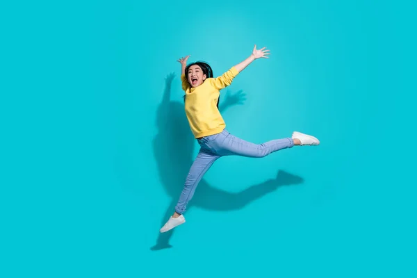 Volledige lengte foto van mooie zoete dame gekleed gele trui springen dansen lege ruimte geïsoleerde turquoise kleur achtergrond — Stockfoto
