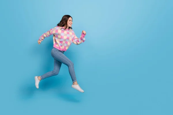 Full size photo of young pretty lady runner jumper hurry fast movement isolated over blue color background — Foto de Stock