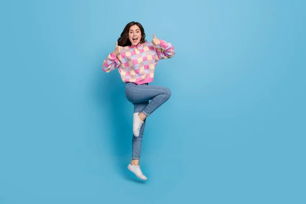 Full body photo of young cheerful lady jump show fingers thumbs-up perfect feedback select isolated over blue color background — Stok fotoğraf