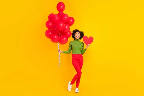 Foto de cuerpo completo de joven excitada chica soñadora celebrar muchos globos evento de cumpleaños aislado sobre fondo de color amarillo — Foto de Stock