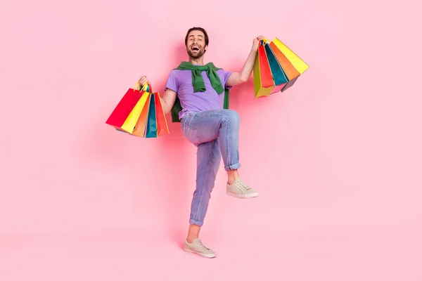 Πλήρης φωτογραφία του σώματος εκστατικό περιχαρείς αρσενικό διασκεδάσουν πηγαίνετε για ψώνια επισκεφθείτε εμπορικό κέντρο απομονωμένο σε ροζ χρώμα φόντο — Φωτογραφία Αρχείου