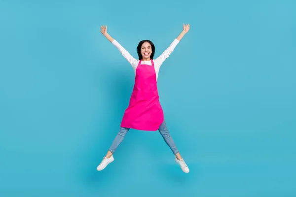 Volledige lichaamsomvang uitzicht van aantrekkelijke vrolijke meisje specialist springen plezier geïsoleerd over helder blauwe kleur achtergrond — Stockfoto