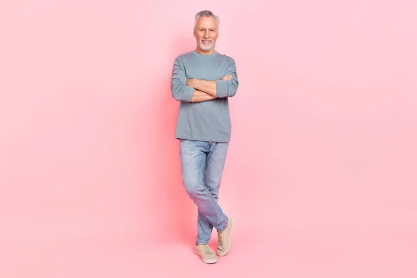 Photo of charming sweet man pensioner dressed grey shirt smiling arms crossed isolated pink color background — Zdjęcie stockowe