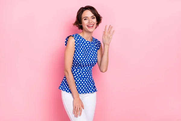 Photo of hooray millennial bob hairdo lady wave wear dotted blouse isolated on pink color background — Fotografia de Stock