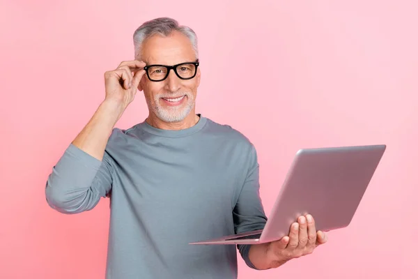 Foto av drömmande smart man pensionär klädd grå skjorta glasögon skriva modern enhet tomt utrymme isolerad rosa färg bakgrund — Stockfoto