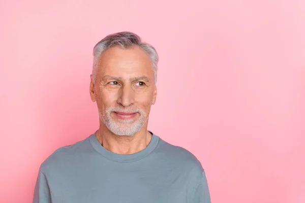 Foto de encantador homem aposentado sonhador usar camisa cinza olhando espaço vazio isolado cor rosa fundo — Fotografia de Stock