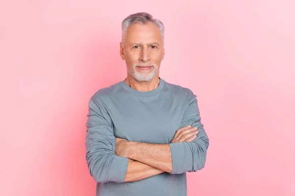 Photo of funny confident man pensioner dressed grey shirt arms folded isolated pink color background — Stockfoto
