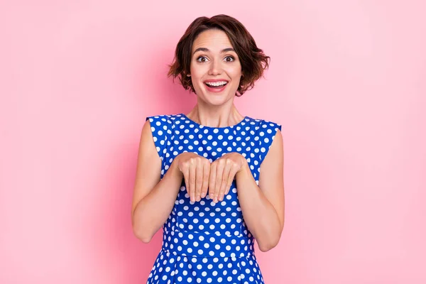 Foto van onder de indruk jonge brunette dame kinderachtig slijtage gestippelde blouse geïsoleerd op roze kleur achtergrond — Stockfoto