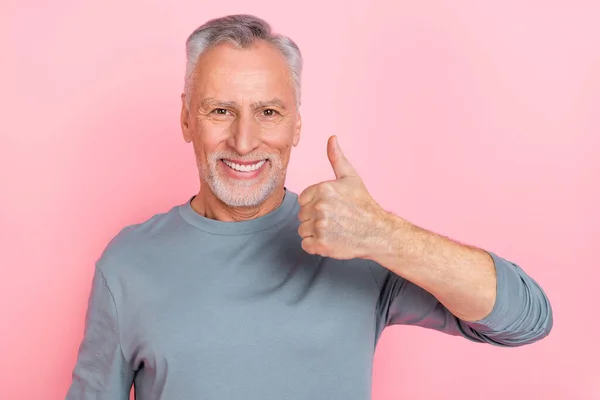 Photo of funky pretty man pensioner dressed grey shirt showing thumb up isolated pink color background — Stok fotoğraf