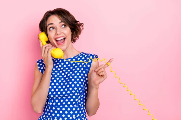 Fénykép édes Y-generációs barna hölgy talk telefon megjelenés promo viselet kék blúz elszigetelt rózsaszín szín háttér — Stock Fotó