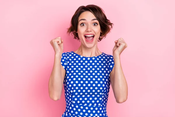 Fotografie oslavit mladé brunetky dáma křičet nosit modré top izolované na růžovém pozadí — Stock fotografie
