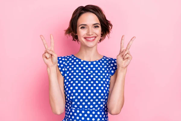 Photo of pretty cheerful young woman showing v-sign gesture saying hi hello isolated on pink color background — Stock Fotó