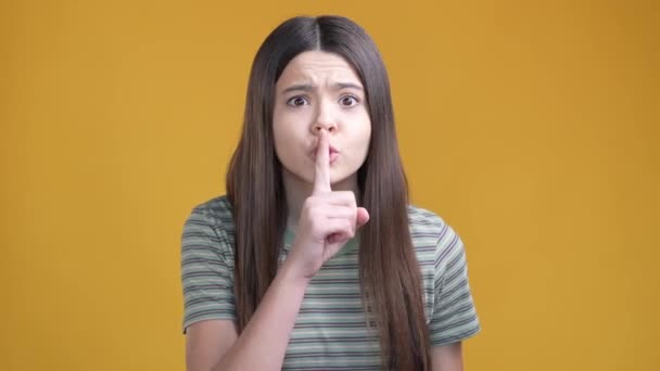 Escolar anooyed pedir guardar silencio aislado brillo color fondo — Vídeos de Stock