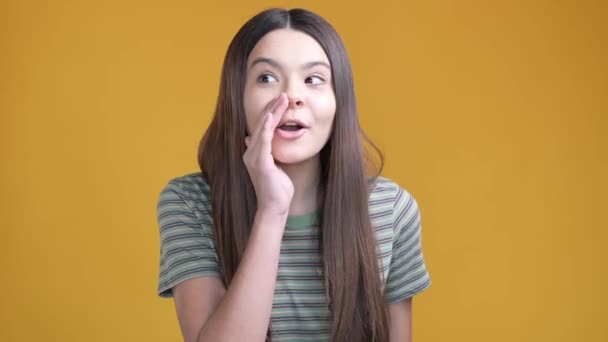 Los labios de la mano del colegial comparten dicen privacidad aislado brillo color fondo — Vídeos de Stock