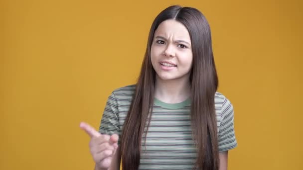 Vztek školák hubovat mladší sourozenec křičet izolované světlé barvy pozadí — Stock video