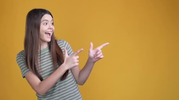 Schoolchild ponto vazio espaço oferecer isolado brilho cor fundo — Vídeo de Stock