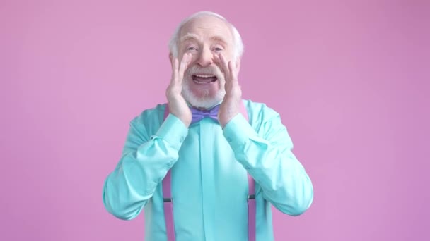 Çılgın yaşlı adam elleri çığlık çığlığa bağırıyor izole edilmiş pastel arka plan — Stok video