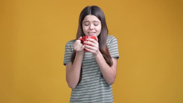 Школьный больной лечить пить горячий чай изолирован яркий цвет фона — стоковое видео
