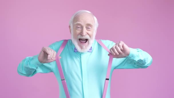 Stylish aged man impressed thumb up sign isolated pastel color background — Stock videók