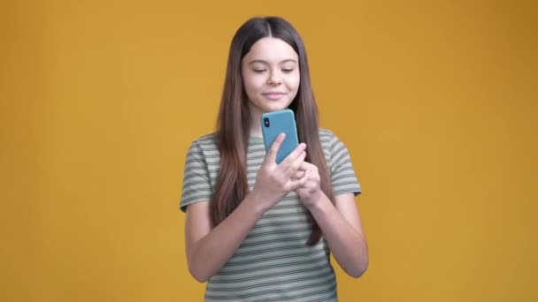 Schoolkid resposta gadget amigo chamada isolado brilho cor fundo — Vídeo de Stock