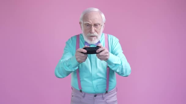 Annoyed aged man play video race lose isolated pastel color background — Stockvideo