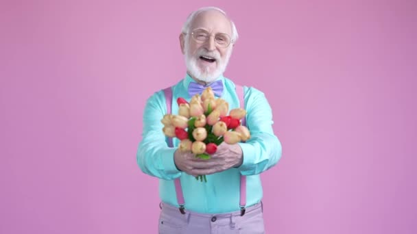 Aged man hold bunch aromatic natural flowers isolated pastel color background — Vídeo de Stock