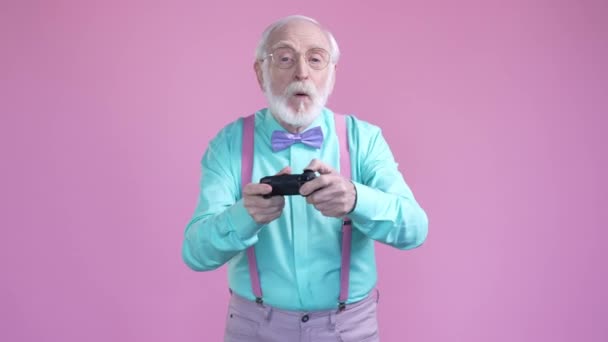 Emocionado juego de edad carrera de vídeo puño arriba ganar fondo de color pastel aislado — Vídeo de stock