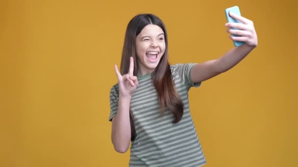 Schoolkid κάνουν selfie χέρι χειρονομία v ροκ υπογράψει απομονωμένη λάμψη φόντο χρώμα — Αρχείο Βίντεο